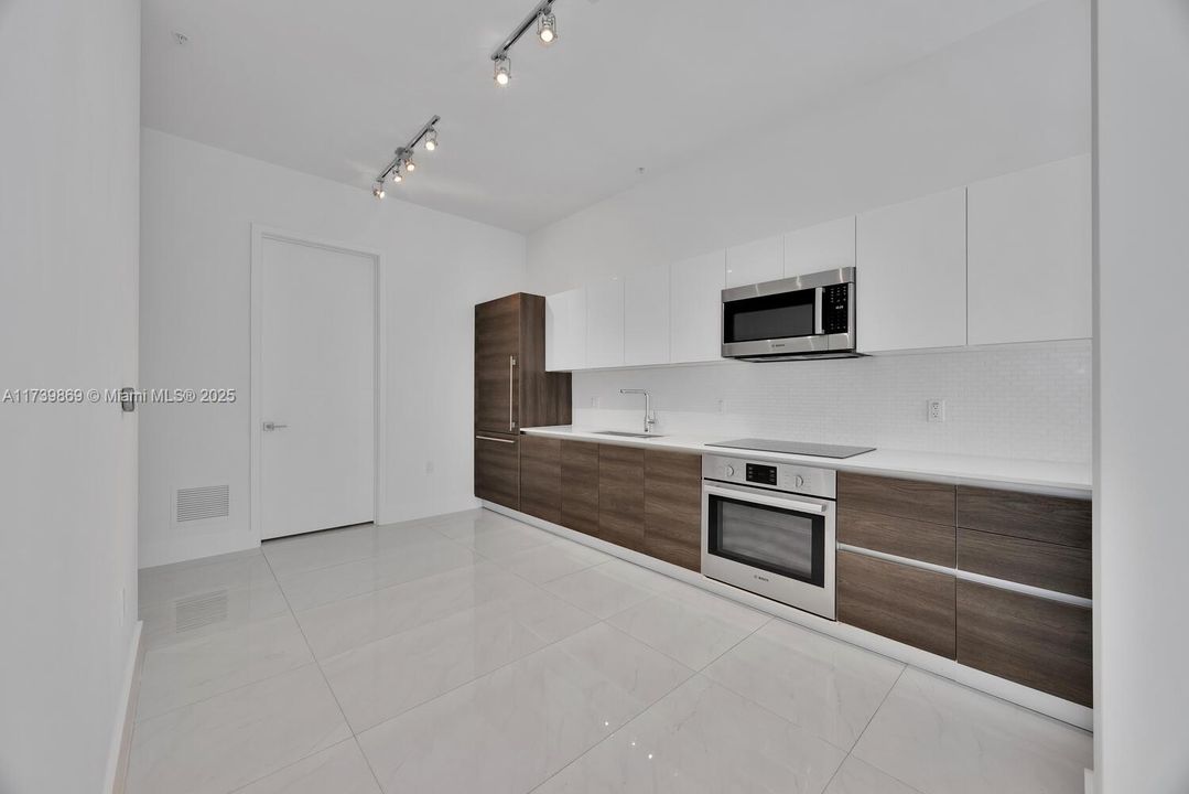 For Sale: $545,000 (1 beds, 1 baths, 688 Square Feet)