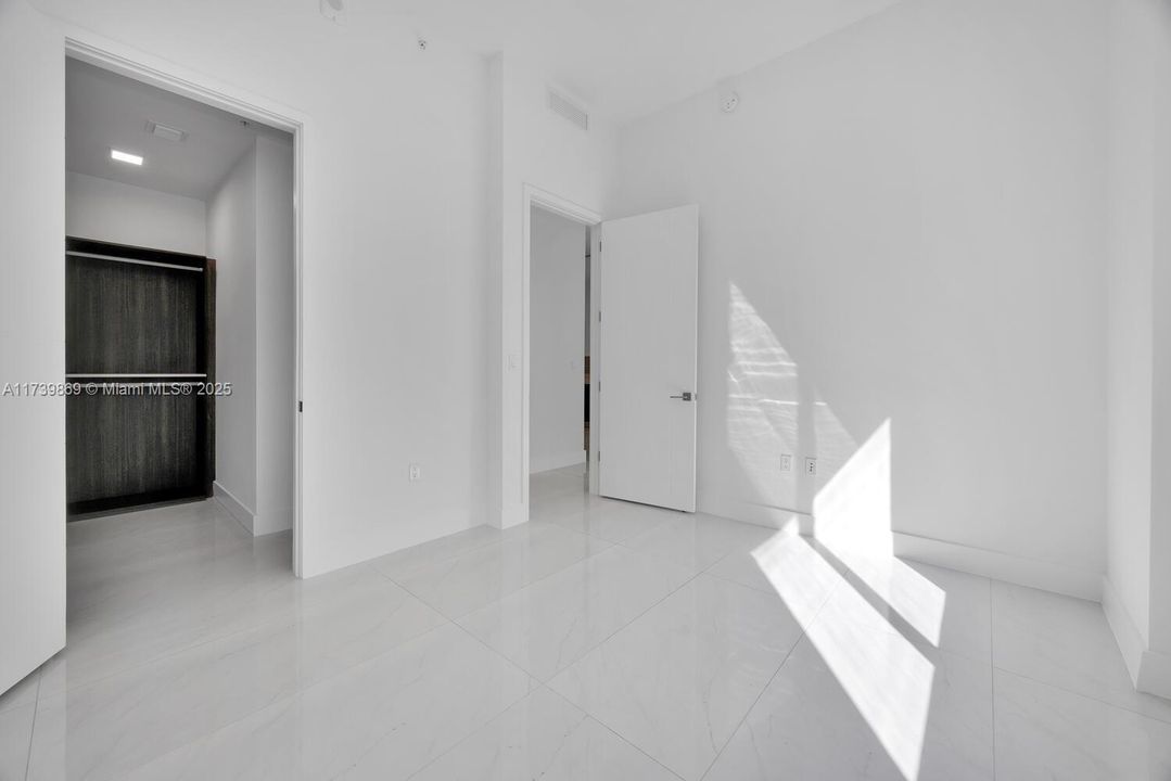 For Sale: $545,000 (1 beds, 1 baths, 688 Square Feet)