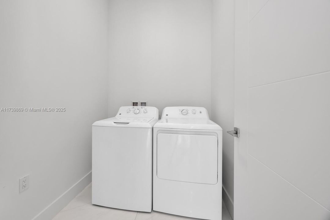 For Sale: $545,000 (1 beds, 1 baths, 688 Square Feet)