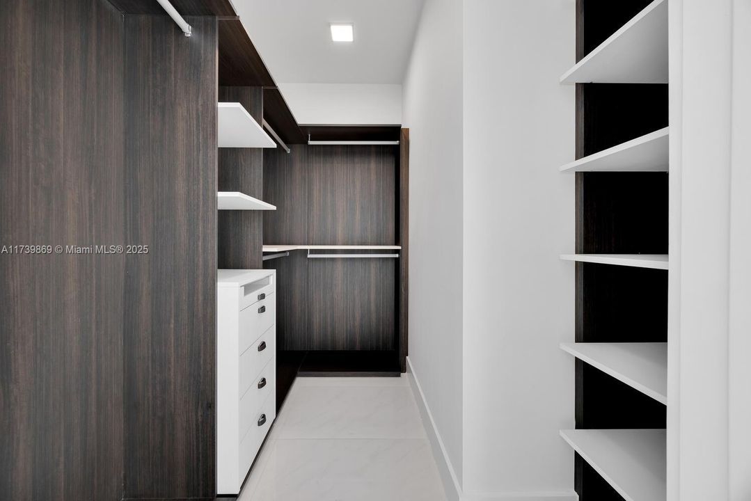 For Sale: $545,000 (1 beds, 1 baths, 688 Square Feet)