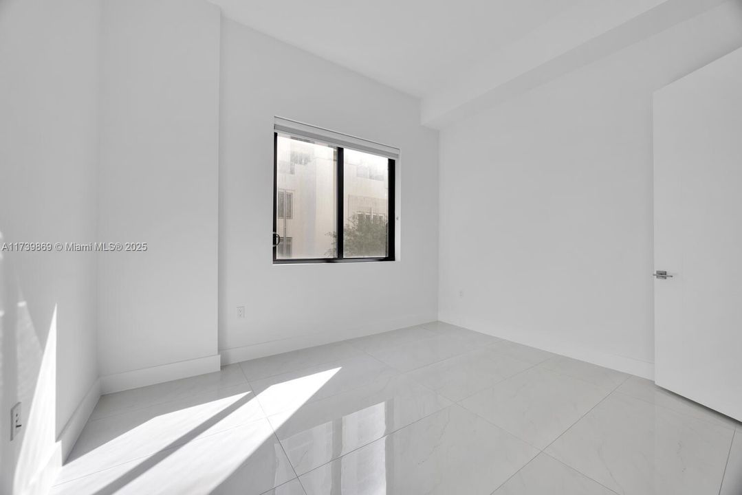 For Sale: $545,000 (1 beds, 1 baths, 688 Square Feet)