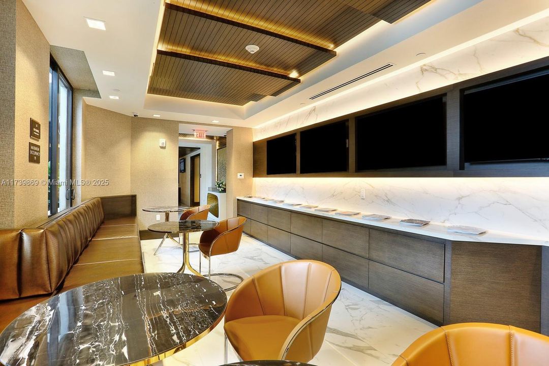 For Sale: $545,000 (1 beds, 1 baths, 688 Square Feet)