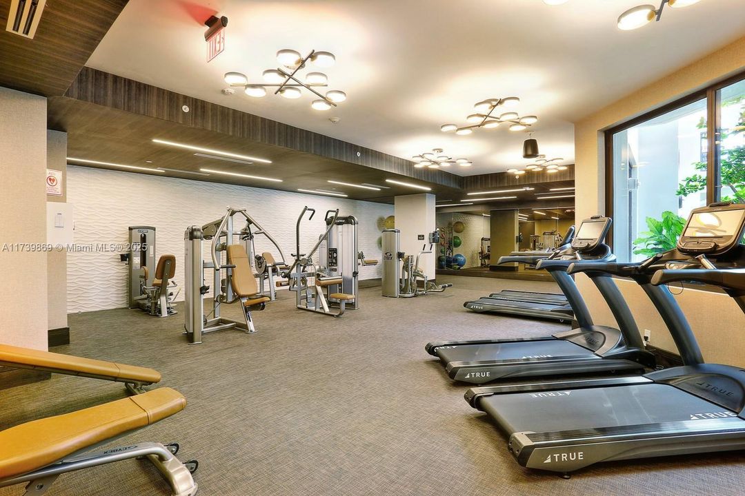 For Sale: $545,000 (1 beds, 1 baths, 688 Square Feet)