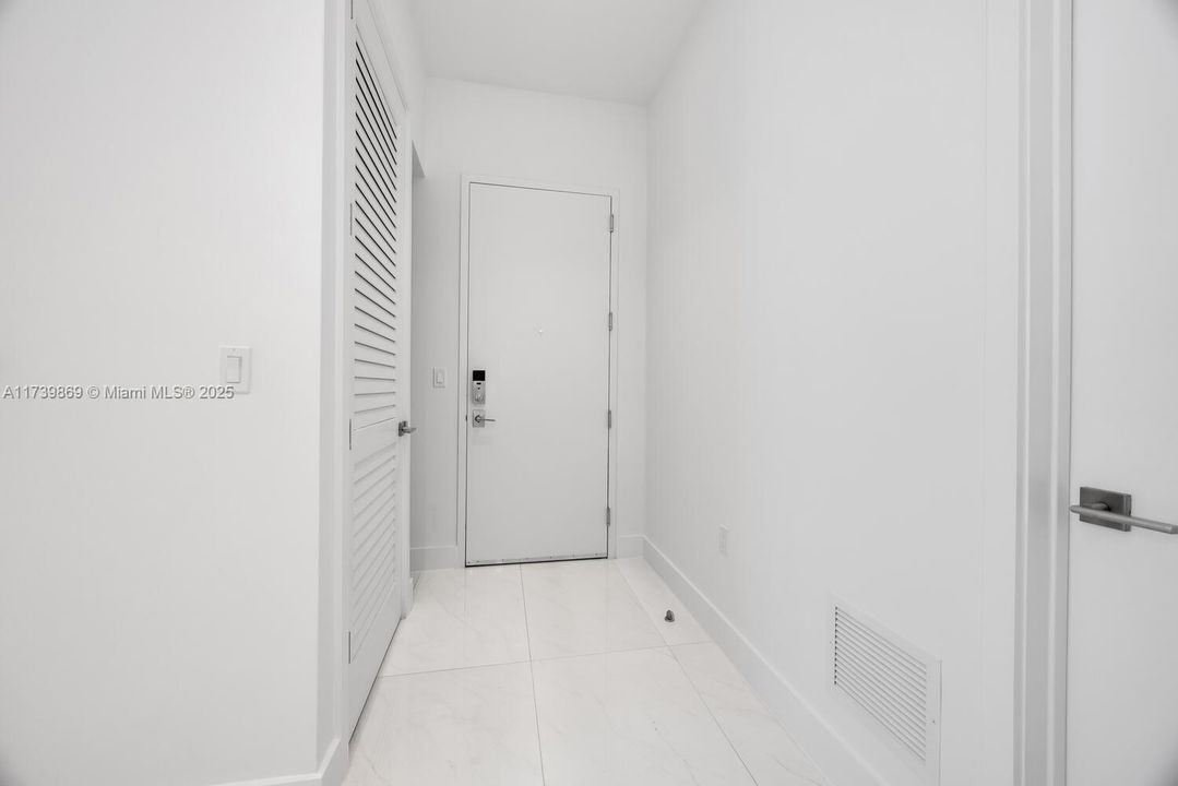 For Sale: $545,000 (1 beds, 1 baths, 688 Square Feet)