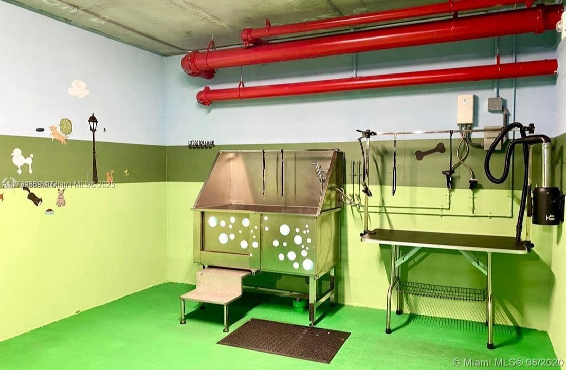 For Sale: $545,000 (1 beds, 1 baths, 688 Square Feet)