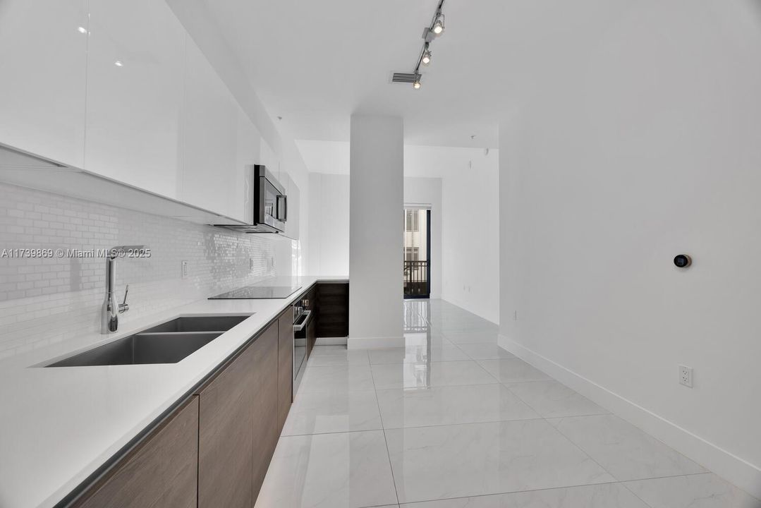 For Sale: $545,000 (1 beds, 1 baths, 688 Square Feet)