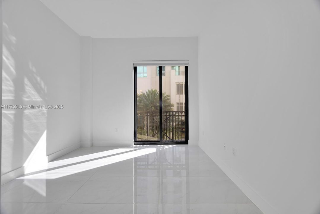 For Sale: $545,000 (1 beds, 1 baths, 688 Square Feet)