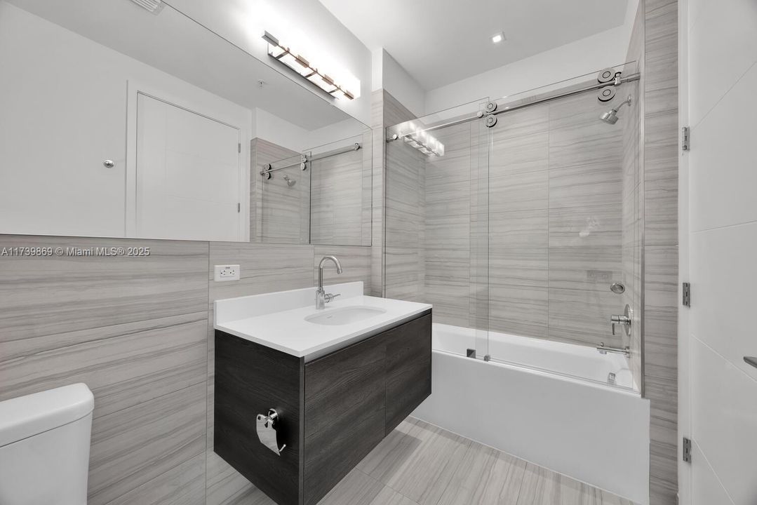 For Sale: $545,000 (1 beds, 1 baths, 688 Square Feet)