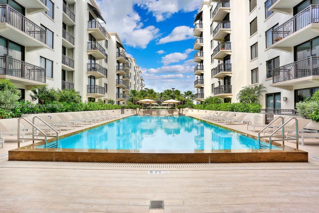 For Sale: $545,000 (1 beds, 1 baths, 688 Square Feet)