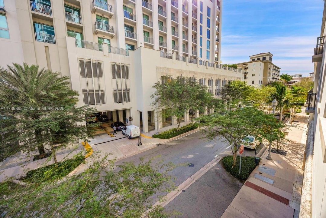 For Sale: $545,000 (1 beds, 1 baths, 688 Square Feet)