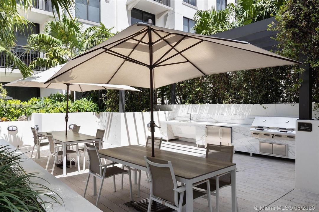 For Sale: $545,000 (1 beds, 1 baths, 688 Square Feet)