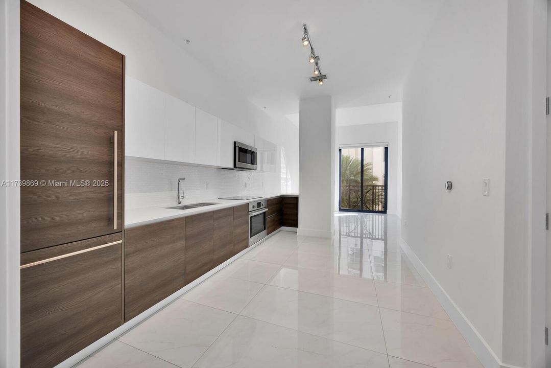 For Sale: $545,000 (1 beds, 1 baths, 688 Square Feet)