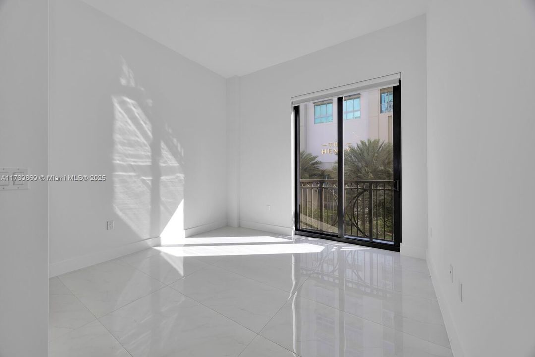 For Sale: $545,000 (1 beds, 1 baths, 688 Square Feet)