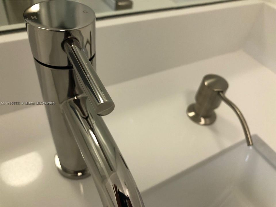 Recently Rented: $2,150 (1 beds, 1 baths, 1067 Square Feet)