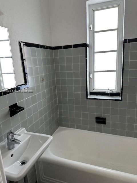 最近售出: $219,500 (0 贝兹, 1 浴室, 446 平方英尺)