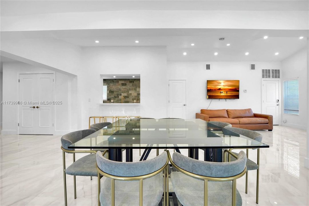 Recientemente alquilado: $6,000 (4 camas, 4 baños, 2158 Pies cuadrados)