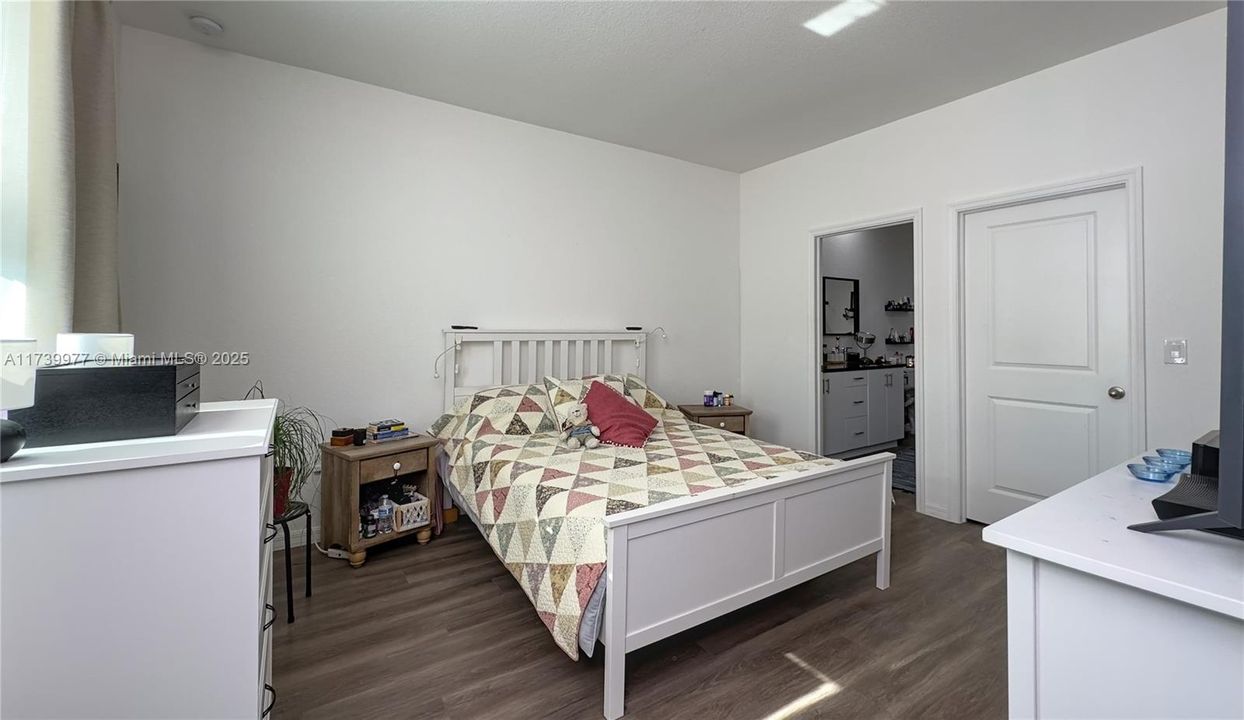 Recently Rented: $2,400 (3 beds, 2 baths, 1408 Square Feet)