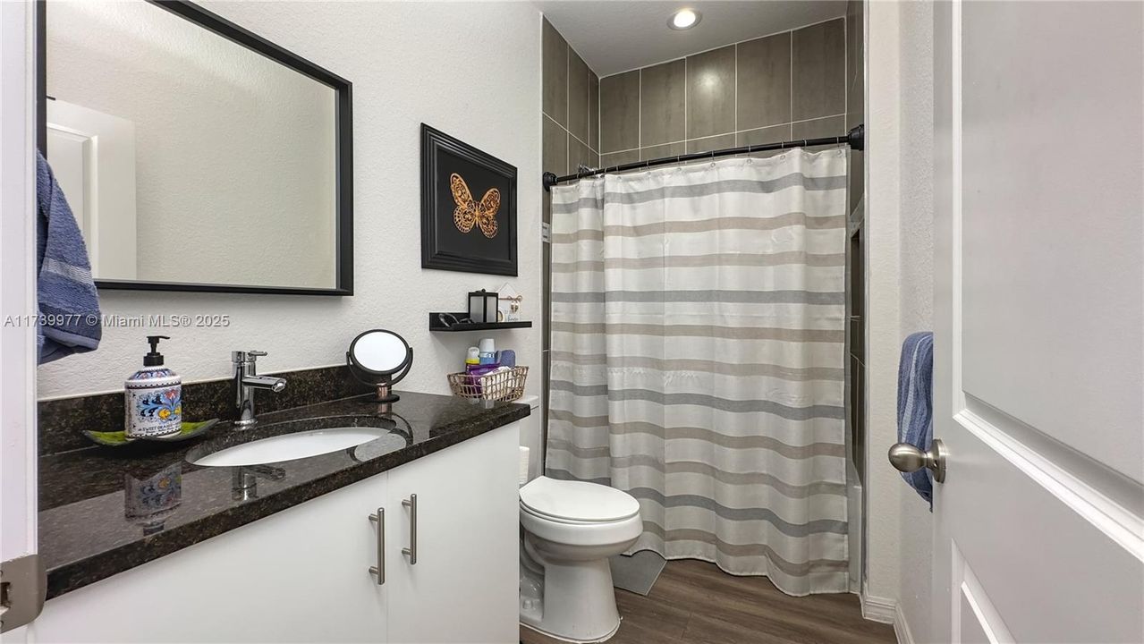 Recently Rented: $2,400 (3 beds, 2 baths, 1408 Square Feet)