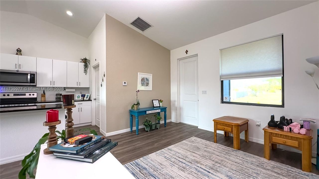 Recently Rented: $2,400 (3 beds, 2 baths, 1408 Square Feet)