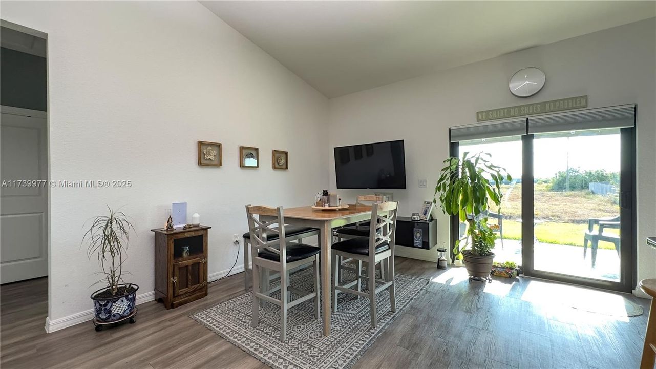 Recently Rented: $2,400 (3 beds, 2 baths, 1408 Square Feet)