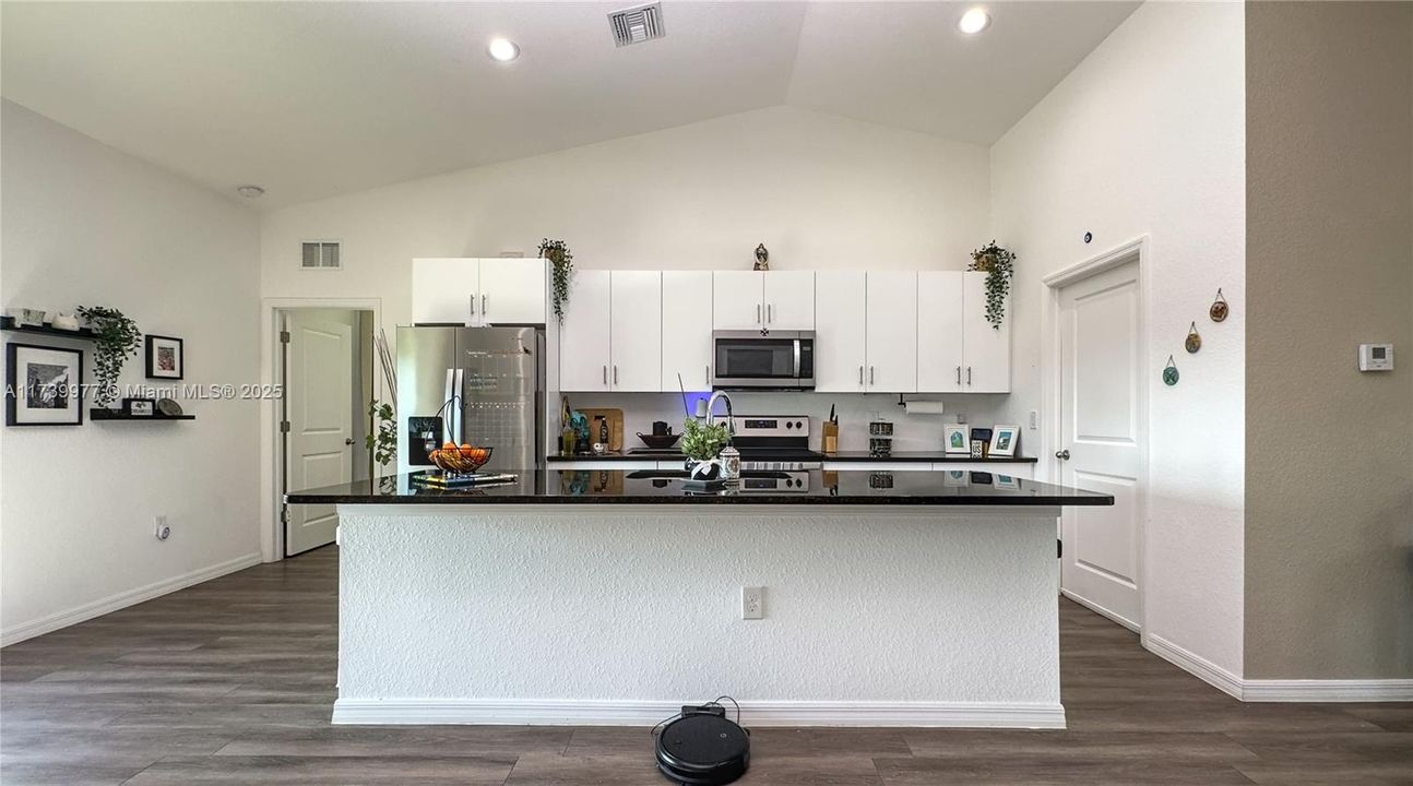 Recently Rented: $2,400 (3 beds, 2 baths, 1408 Square Feet)