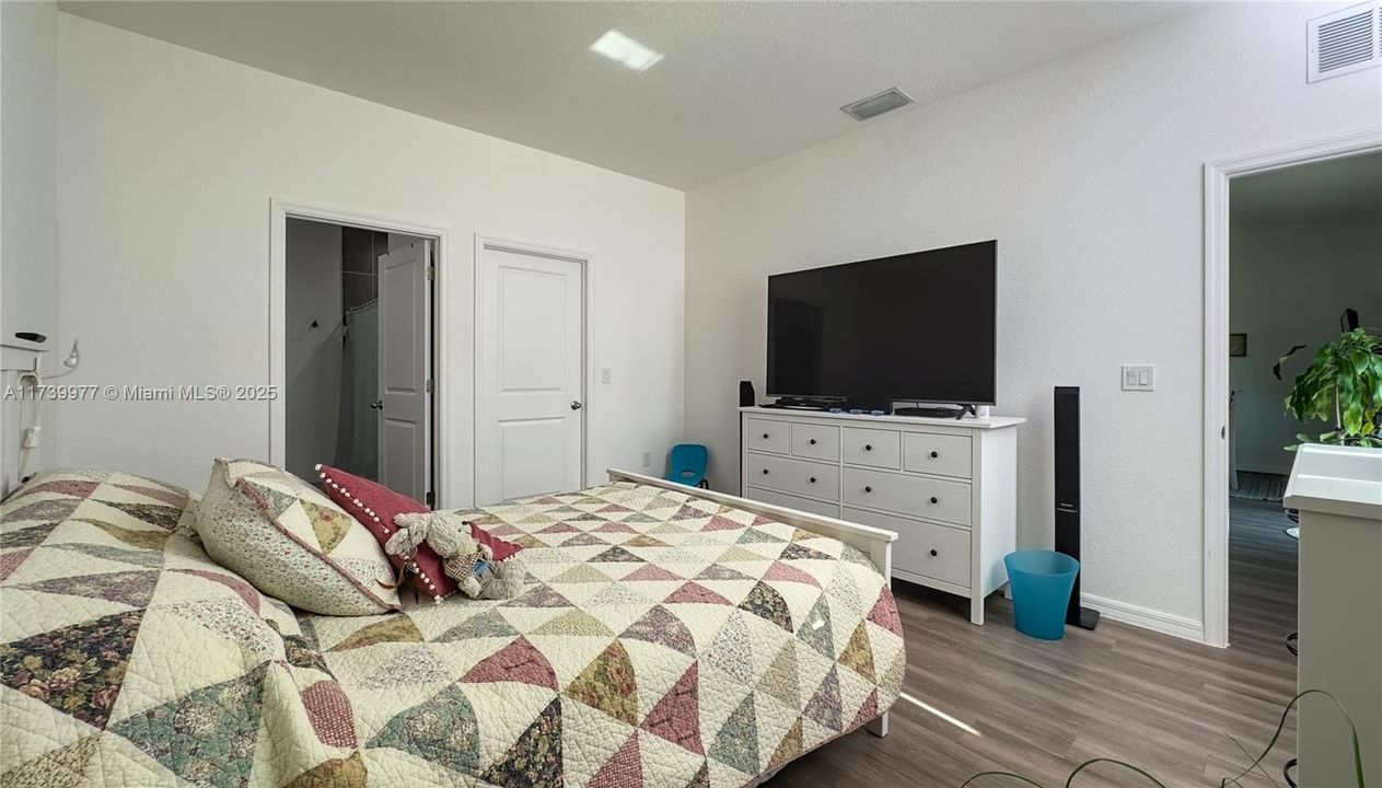 Recently Rented: $2,400 (3 beds, 2 baths, 1408 Square Feet)