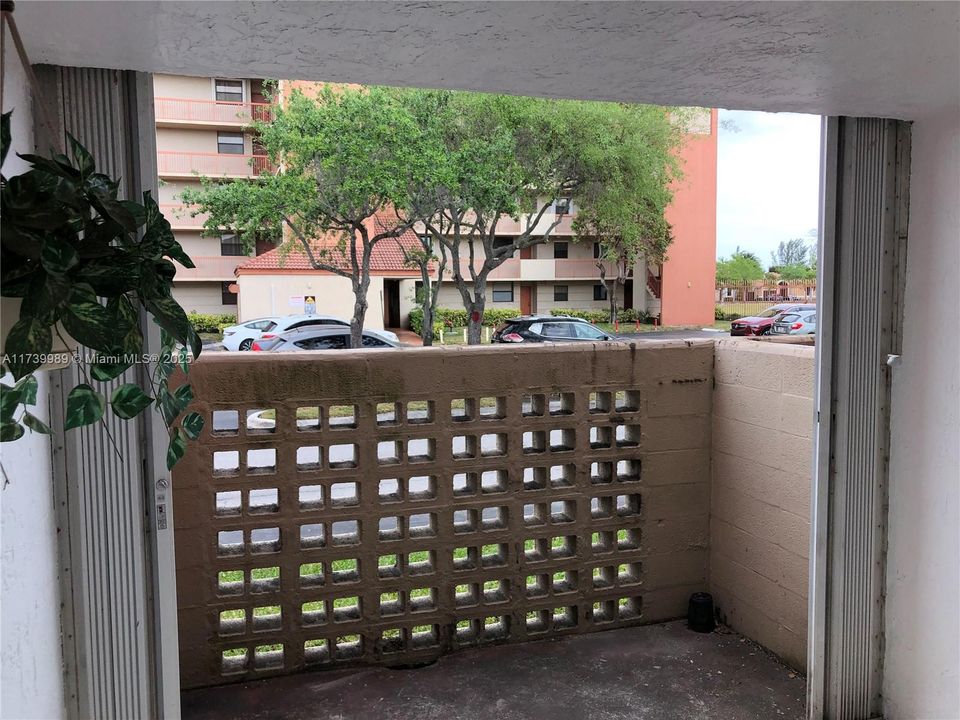 合同活跃: $260,000 (2 贝兹, 2 浴室, 1000 平方英尺)