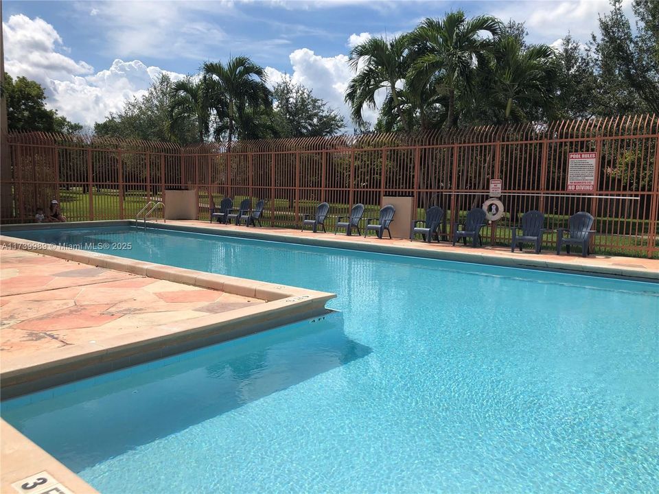 合同活跃: $260,000 (2 贝兹, 2 浴室, 1000 平方英尺)