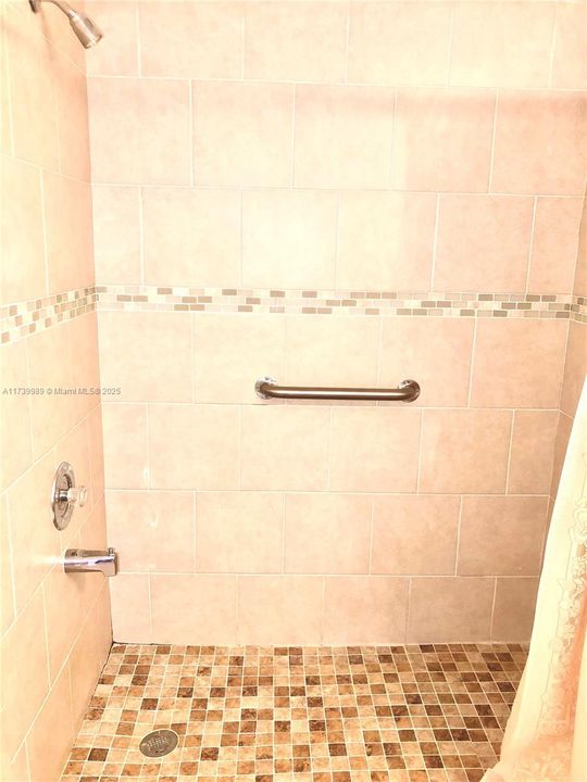 合同活跃: $260,000 (2 贝兹, 2 浴室, 1000 平方英尺)