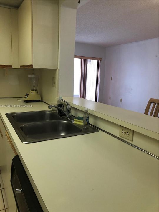 合同活跃: $260,000 (2 贝兹, 2 浴室, 1000 平方英尺)