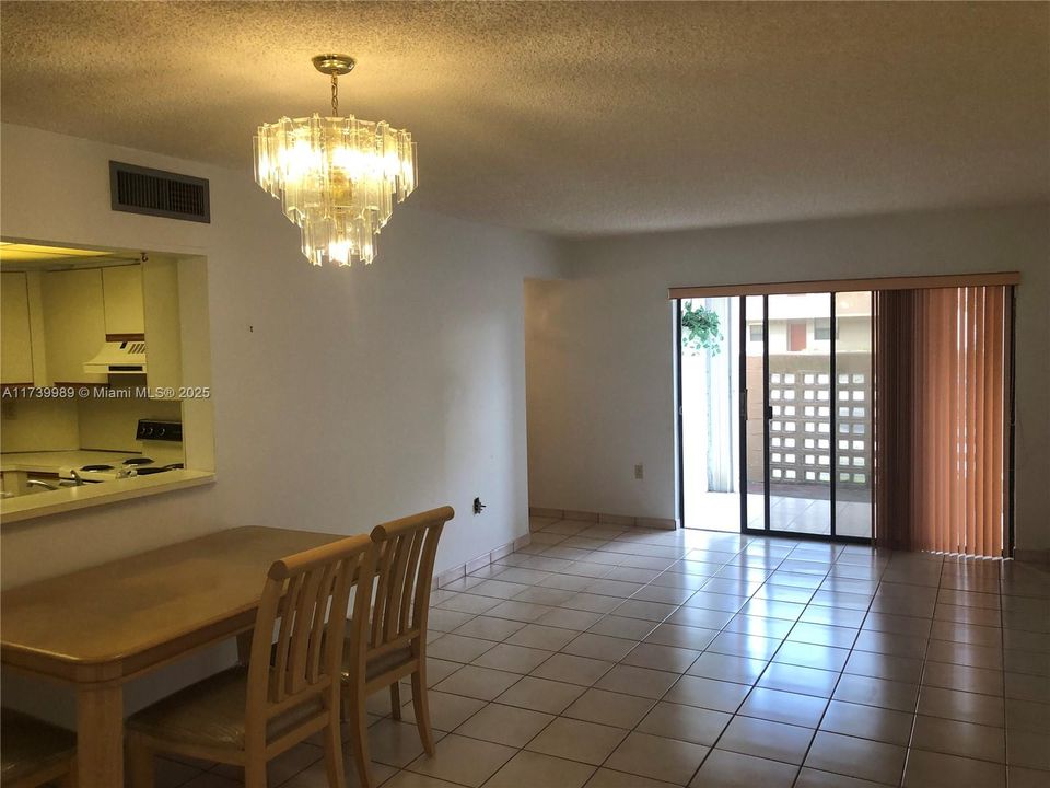 合同活跃: $260,000 (2 贝兹, 2 浴室, 1000 平方英尺)