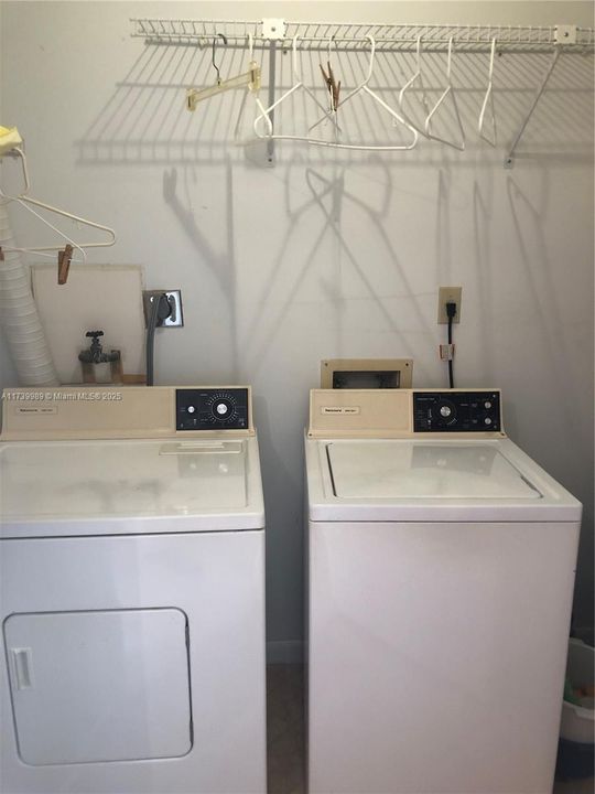 合同活跃: $260,000 (2 贝兹, 2 浴室, 1000 平方英尺)