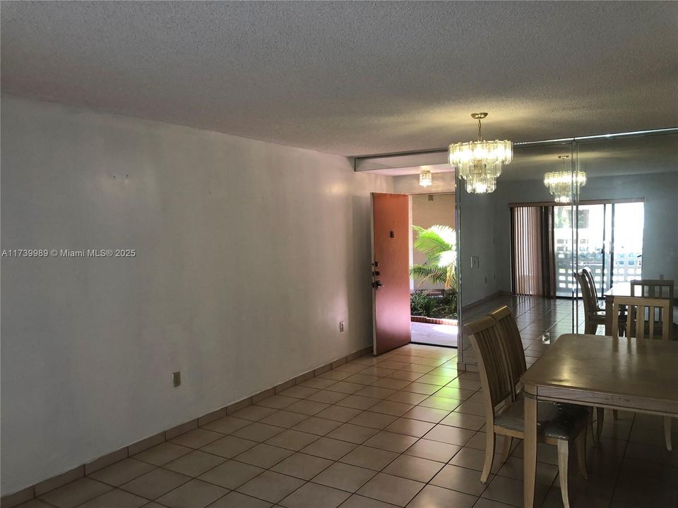 合同活跃: $260,000 (2 贝兹, 2 浴室, 1000 平方英尺)