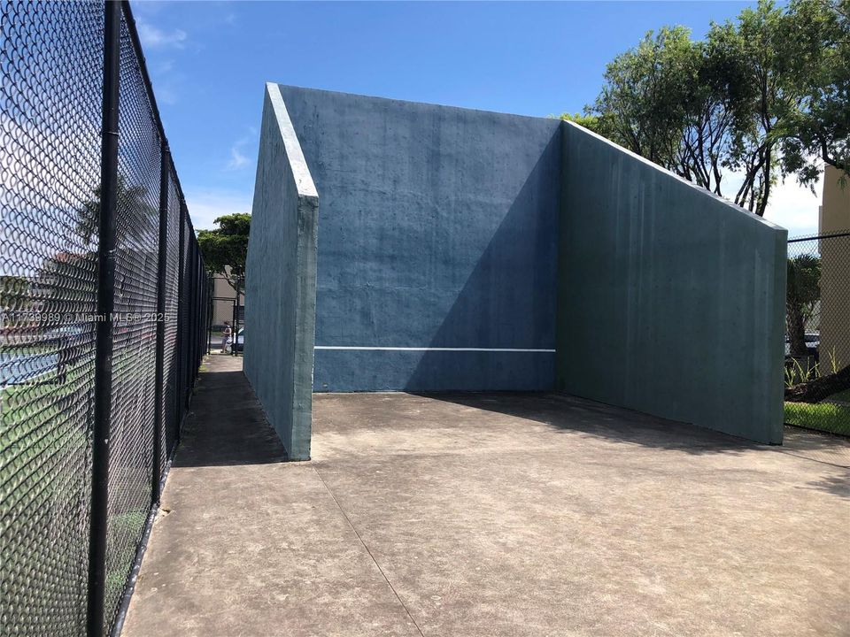 合同活跃: $260,000 (2 贝兹, 2 浴室, 1000 平方英尺)