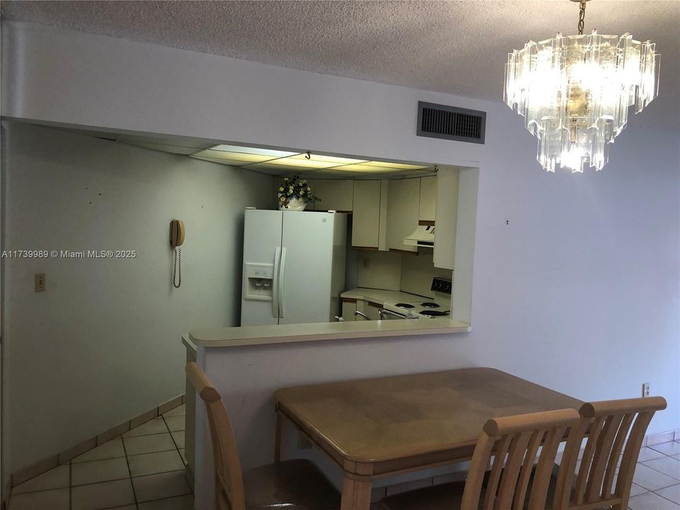 合同活跃: $260,000 (2 贝兹, 2 浴室, 1000 平方英尺)