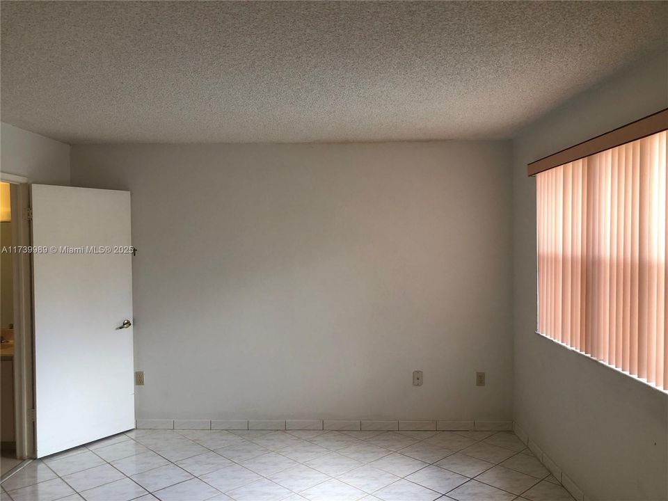 合同活跃: $260,000 (2 贝兹, 2 浴室, 1000 平方英尺)