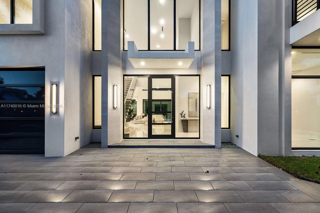 Недавно продано: $5,950,000 (5 спален, 6 ванн, 5451 Квадратных фут)