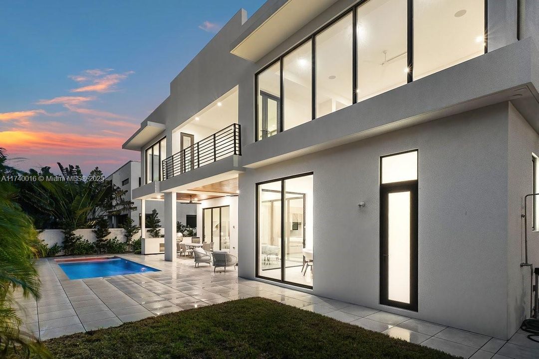 Недавно продано: $5,950,000 (5 спален, 6 ванн, 5451 Квадратных фут)