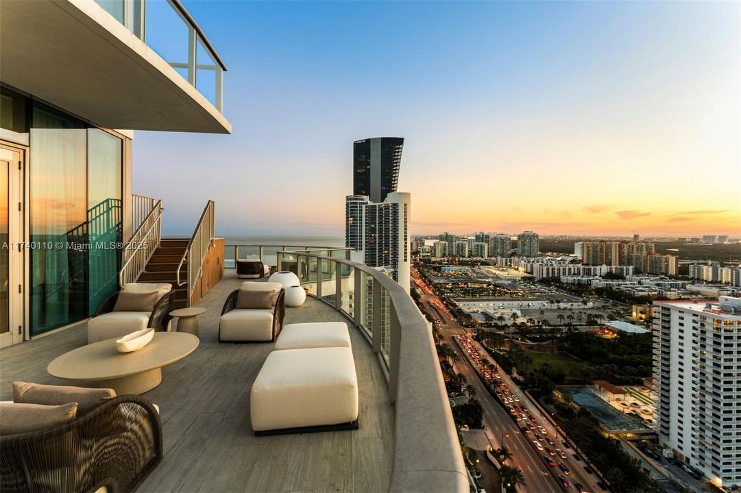 Recently Sold: $16,995,000 (5 beds, 7 baths, 8117 Square Feet)