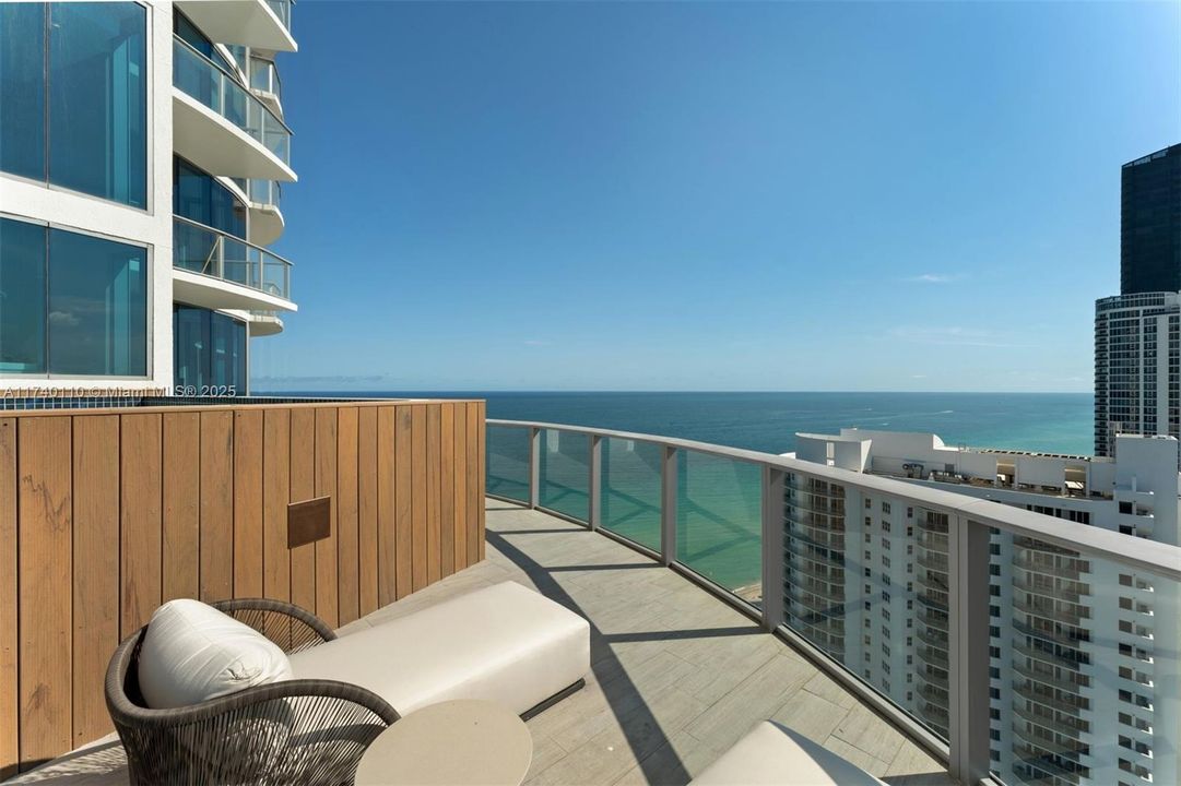 Recently Sold: $16,995,000 (5 beds, 7 baths, 8117 Square Feet)