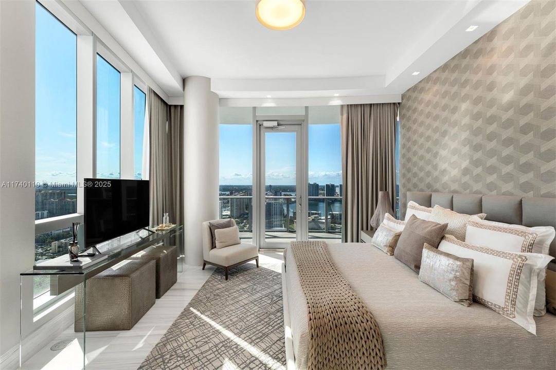 Recently Sold: $16,995,000 (5 beds, 7 baths, 8117 Square Feet)