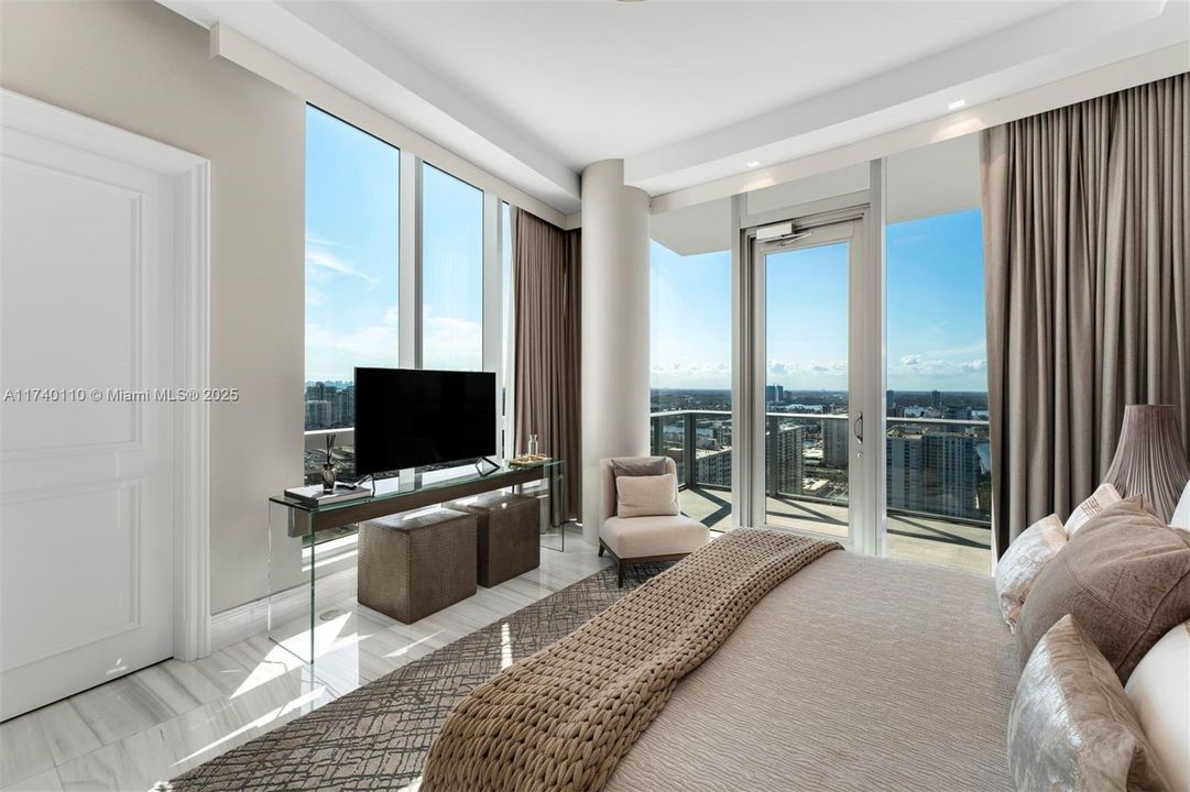 Recently Sold: $16,995,000 (5 beds, 7 baths, 8117 Square Feet)