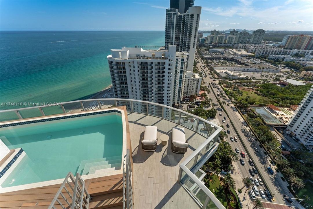 Recently Sold: $16,995,000 (5 beds, 7 baths, 8117 Square Feet)