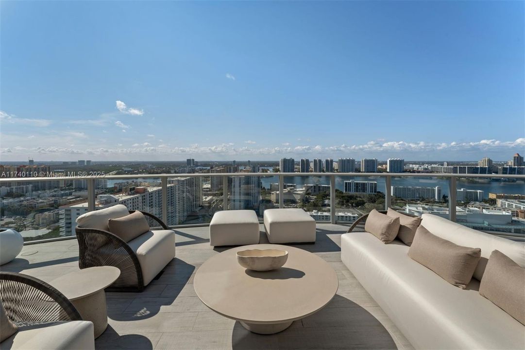 Recently Sold: $16,995,000 (5 beds, 7 baths, 8117 Square Feet)