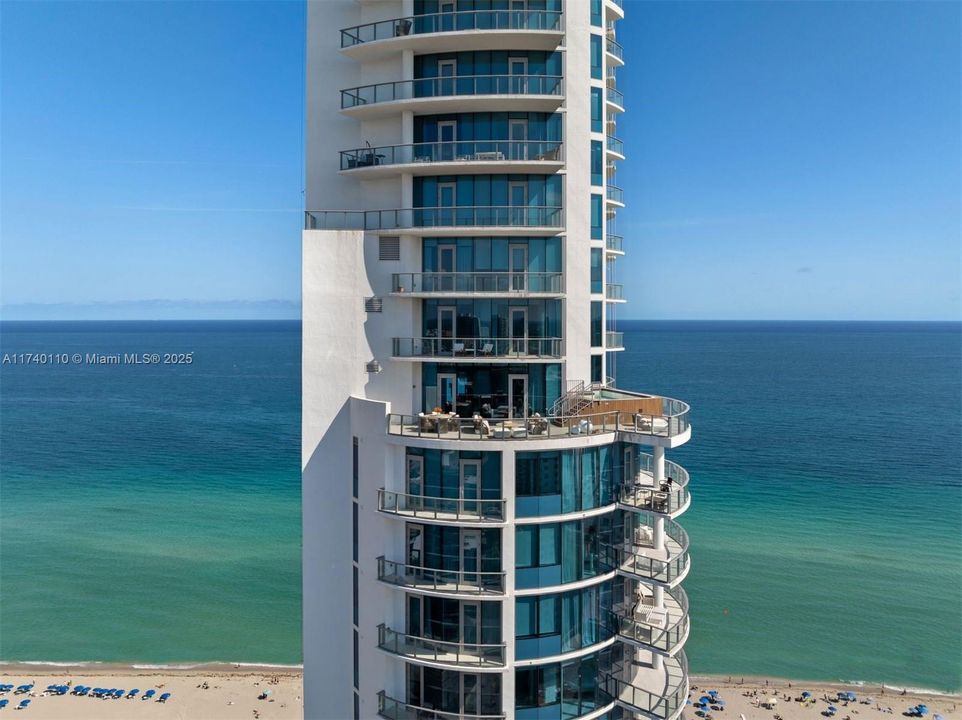 Recently Sold: $16,995,000 (5 beds, 7 baths, 8117 Square Feet)