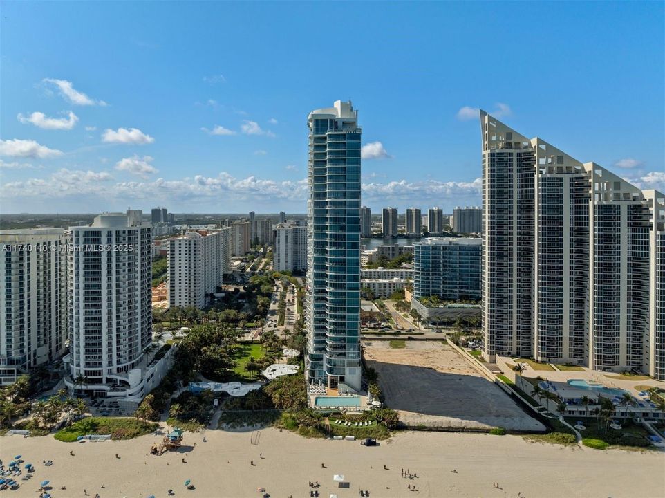 Recently Sold: $16,995,000 (5 beds, 7 baths, 8117 Square Feet)