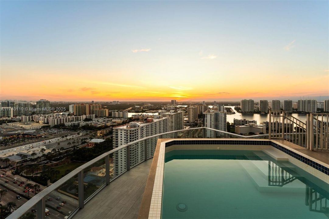 Recently Sold: $16,995,000 (5 beds, 7 baths, 8117 Square Feet)