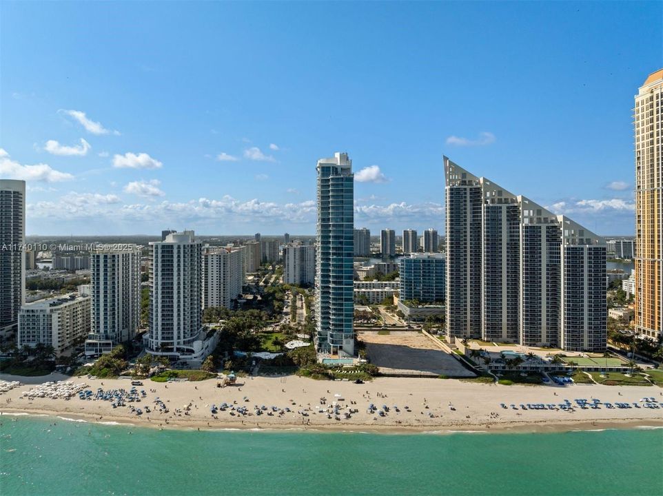 Recently Sold: $16,995,000 (5 beds, 7 baths, 8117 Square Feet)