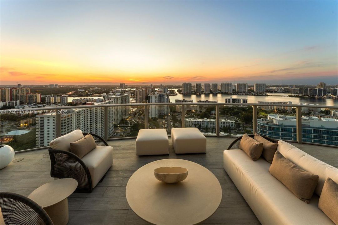 Recently Sold: $16,995,000 (5 beds, 7 baths, 8117 Square Feet)