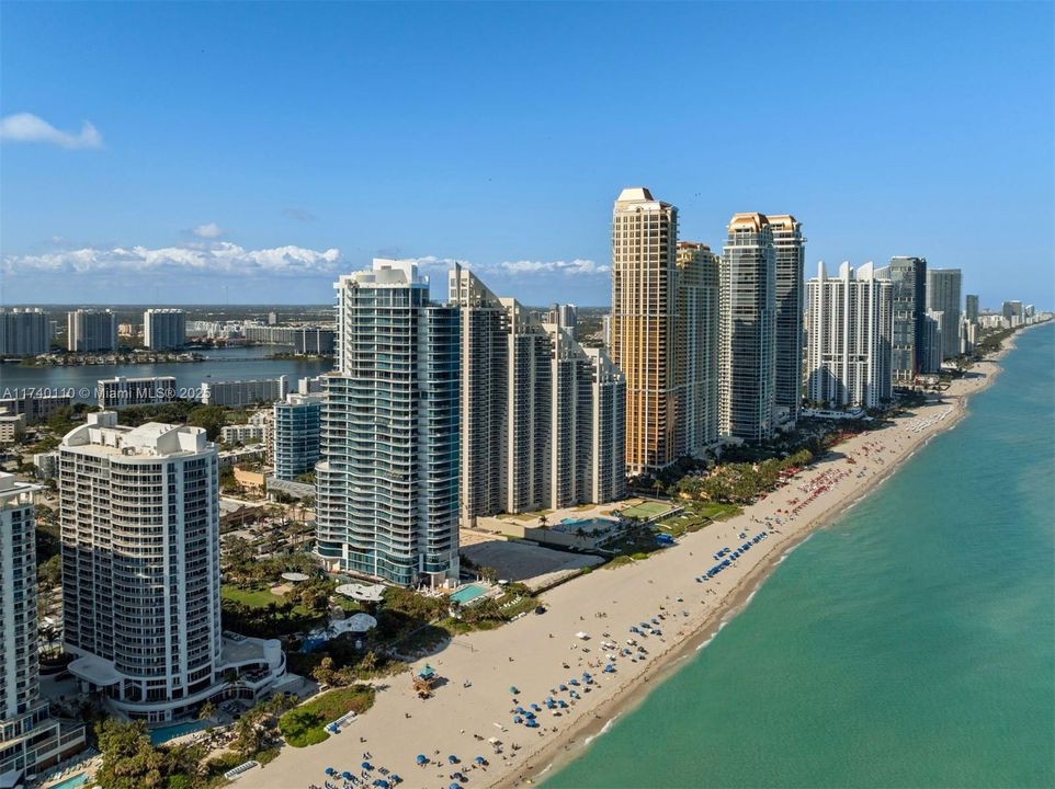 Recently Sold: $16,995,000 (5 beds, 7 baths, 8117 Square Feet)